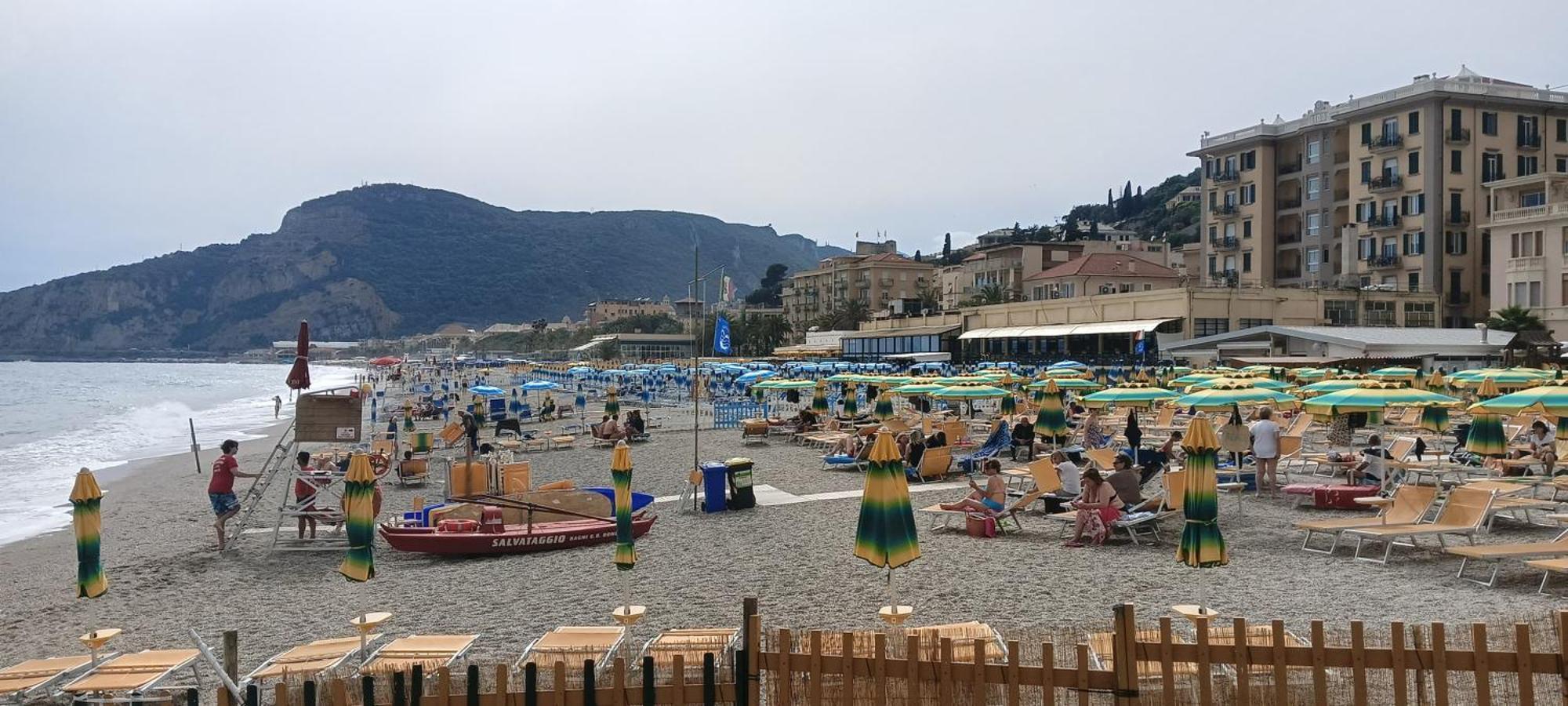 Piccolo Hotel Holiday Center Finale Ligure Eksteriør bilde